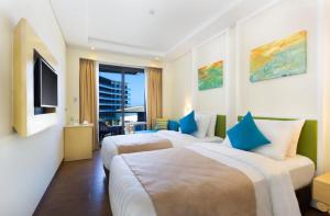 Giường trong phòng chung tại Savoy Hotel Boracay Newcoast