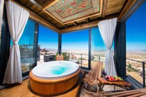 een hot tub in een kamer met uitzicht bij Dream of Cappadocia in Uchisar