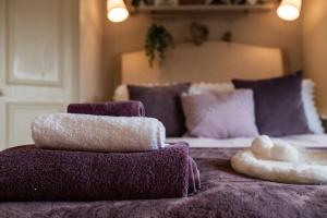 uma cama com três almofadas e um bicho de peluche em Heather room at field view cottage em Eccleston