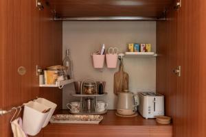 uma cozinha com comodidades para preparar café numa prateleira em Heather room at field view cottage em Eccleston