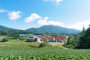 uitzicht op een boerderij met bergen op de achtergrond bij 르꼼떼블루 in Pyeongchang 