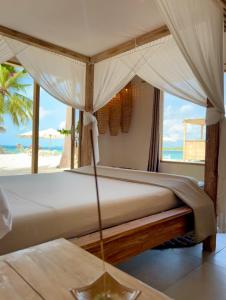 - une chambre avec un lit et une vue sur la plage dans l'établissement Met House, à Thulusdhoo