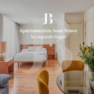 Gulta vai gultas numurā naktsmītnē Apartamentos Juan Bravo