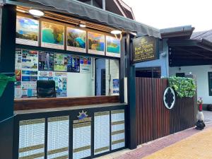 een restaurant met borden aan de voorzijde bij Jong's House- Phi Phi Island in Phi Phi Don