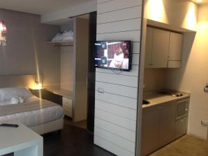 Camera piccola con letto e TV a parete. di Bell Suite Hotel a Bellaria-Igea Marina