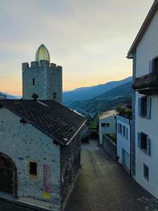 LeukにあるCasa Jenini - Wohnung neben dem Schloss Leukの時計塔のある古い建物