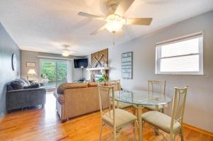 אזור ישיבה ב-Cozy Lake Ozark Condo Rental with Grill, Pool Access