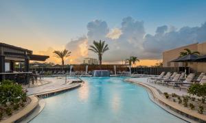 een groot zwembad met stoelen in een resort bij Palmetto Marriott Resort & Spa in Palmetto