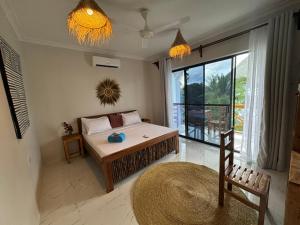 เตียงในห้องที่ Rafiki Hotel Nungwi Beach