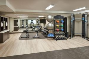 uma sala de fitness com um ginásio com equipamento de exercício em Residence Inn by Marriott London Canada em London