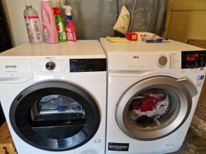 un lave-linge et un sèche-linge blancs assis sur un comptoir dans l'établissement Holiday Raustua Cabin, à Gol