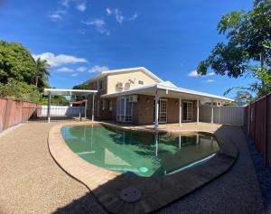 Sundlaugin á Townsville Wistaria Spacious Home eða í nágrenninu