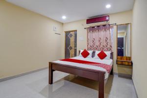 Tempat tidur dalam kamar di Super Hotel O Daba Gardens Near Dolphin Junction