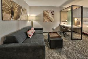 uma sala de estar com um sofá e um quarto em SpringHill Suites Durango em Durango