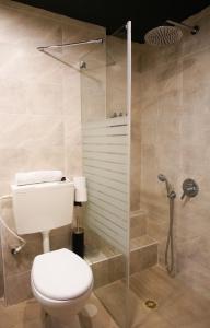 Domus TLV hotel tesisinde bir banyo