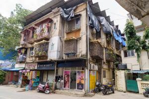 um edifício antigo ao lado de uma rua em Calisto 2BHK Khar W by The Bombay Home Company em Mumbai