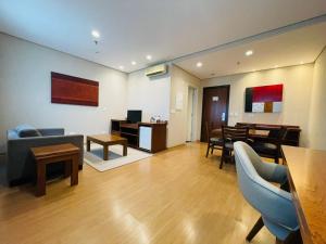 a living room with a couch and a dining room at Luz Plaza São Paulo in Sao Paulo