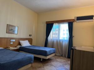 Ліжко або ліжка в номері Luxor Hotel Rooms