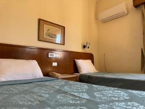 Ліжко або ліжка в номері Luxor Hotel Rooms