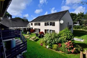 eine Luftansicht eines weißen Hauses mit einem Hof in der Unterkunft Kyriad Lannion-Perros-Guirec in Lannion