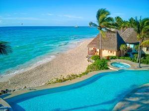 una vista aérea de un complejo en la playa en Mahekal Beach Front Resort & Spa, en Playa del Carmen