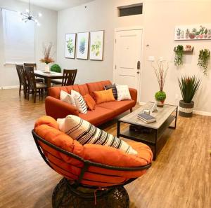 sala de estar con sofá y mesa en NEW! Luxury Apt, 5 min from Mall, Airport, & Dine! en McAllen