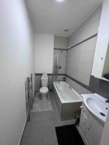 Baño blanco con aseo y lavamanos en 2 bed garden flat West Dulwich FREE STREET PARKING en Londres