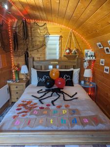 德里門的住宿－FINN VILLAGE - Loch Lomond Sunset Glamping Pod - Private Ofuro HOT TUB，一间卧室,床上有蜘蛛