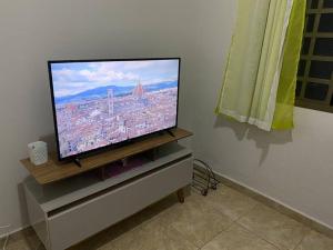 een flatscreen-tv op een dressoir bij Casa em Jaú capital do calçado feminino Unoeste e Hospital Amaral Carvalho in Jaú