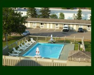 Kolam renang di atau dekat dengan Canadas Best Value Inn & Suites-Charlottetown