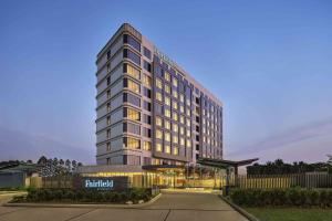 un edificio alto con un cartel de hotel delante en Fairfield by Marriott Jakarta Soekarno-Hatta Airport en Tangerang