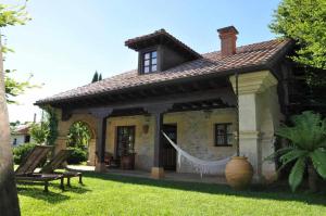 una casa con amaca in cortile di Apartamentos Arcadia a Oreña