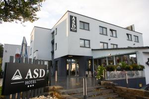 un gran edificio blanco con un hotel aigil en él en ASD Hotel, en Filderstadt