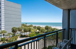 uma varanda com vista para a praia e para o oceano em Dayton House Resort - BW Signature Collection em Myrtle Beach