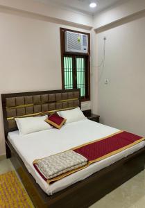 una camera con letto e TV a parete di Shri Ram Paying Guest House a Varanasi