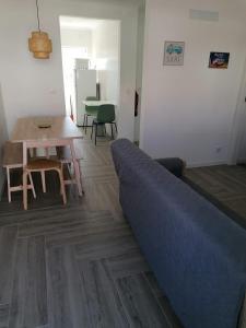 ein Wohnzimmer mit einem Sofa und einem Tisch in der Unterkunft Baleal Atlantic 6 in Baleal