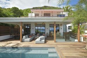 una casa con piscina frente a una casa en Villa Nagabaaja en Saint Barthelemy