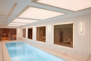 a swimming pool in a room with a ceiling at Villa-des-Prés in Paris