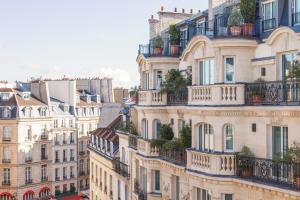 um grupo de edifícios em Paris com varandas em Villa-des-Prés em Paris