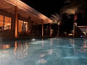 una piscina por la noche con un complejo en Villa Nagabaaja en Saint Barthelemy