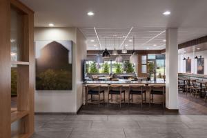 Restoran atau tempat lain untuk makan di Fairfield Inn & Suites by Marriott Cleveland Tiedeman Road