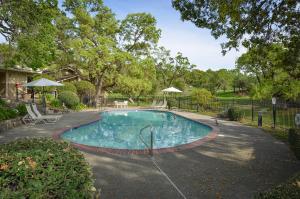 The swimming pool at or close to Charming 2 bd Condo at Silverado