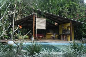 een huis met een zwembad ervoor bij Cantos da Mata in Chapada dos Guimarães