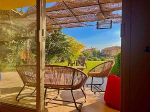 Balcony o terrace sa 5-BRS Villa Steps from Beach Cozy vibes