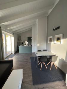 sala de estar con mesa blanca y sillas en Ferienhaus Auszeit mit Sauna en Schwarz