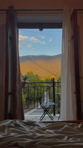 Vista generica sulle montagne o vista sulle montagne dall'interno della casa vacanze