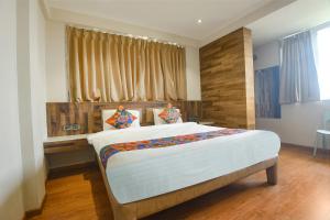 Un dormitorio con una cama grande y una ventana en FabHotel Avasa Grand - Nr Big Daddy Casino en Old Goa