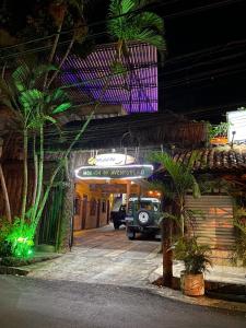 un parcheggio con un'auto parcheggiata sotto un edificio di Morada do Aventureiro ad Angra dos Reis