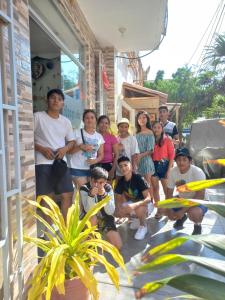 un grupo de personas posando para una foto fuera de un edificio en Hospedaje EL MARQUEZ Expat en Máncora