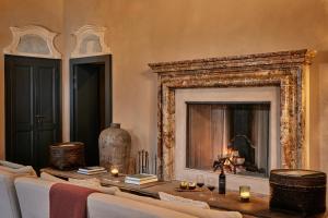 un salon avec une cheminée et une table avec des bougies dans l'établissement Relais Castello di Morcote, à Morcote